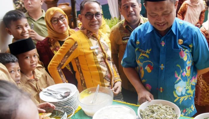 Pj Sekda Kendari Resmikan Panen Karya P5: Aksi Kreatif Siswa dan Gebrakan Makan Siang Gratis