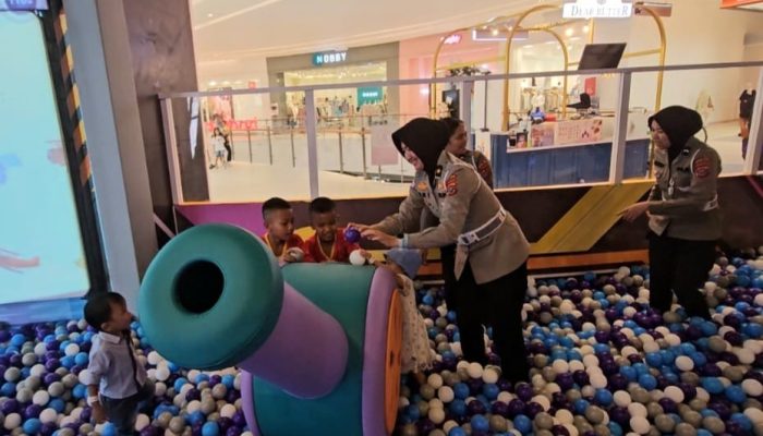 Polwan Polda Sultra Menumbuhkan Kembali Kebahagiaan di Hati Siswa SDN 4 Baito