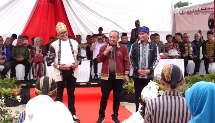 Pj Wali Kota Kendari Berperan Aktif dalam Pembukaan Sultra Tenun Karnaval, Ajak Masyarakat Cintai Budaya Lokal