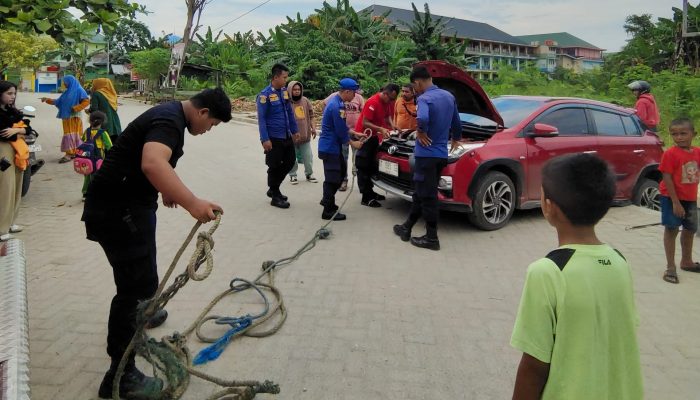 Mahasiswa Haluoleo Lapor, Mobil Terjebak di Drainase, Damkar Segera Tanggap