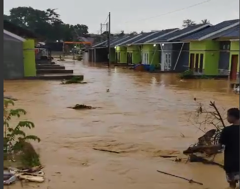Derasnya Hujan Picu Banjir Cepat di Perumahan Subsidi Puri Taman Kendari