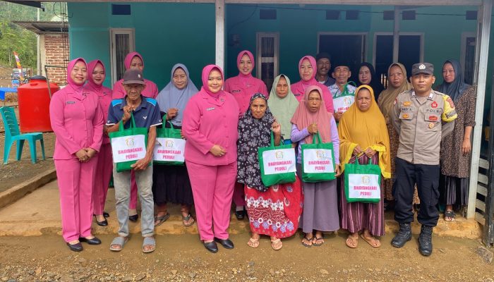 Jelang Tugas Baru, Ketua Bhayangkari Konawe Utara Ny. Rosana Priyo Gelar Bansos untuk Warga Kurang Mampu