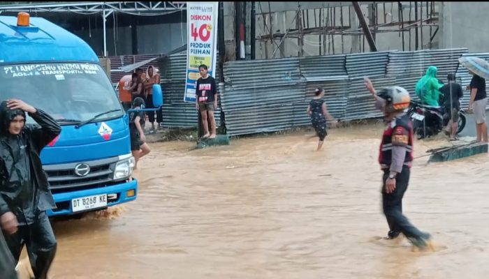 Banjir dan Longsor di Kendari, Polisi Bergerak Cepat Bantu Warga