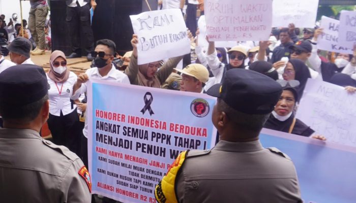 Ratusan Honorer Kota Kendari Desak Kejelasan Status PPPK di Kantor DPRD