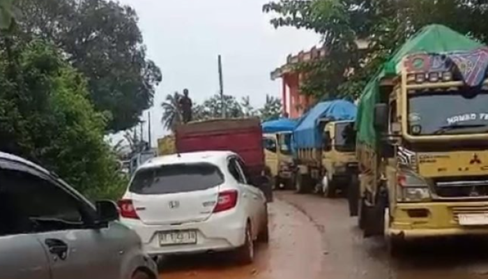 Jalan Licin dan Macet, Pengangkutan Ore Nikel di Kendari Ancam Keselamatan Pengguna Jalan