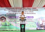 Wamen Ossy Serahkan 1.641 Sertipikat Redistribusi Tanah di Majalengka