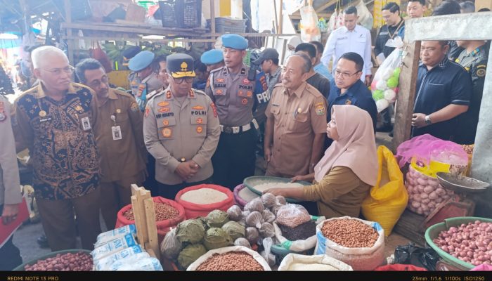 Harga Sembako di Kendari Menjelang Ramadan, Kapolda Sultra Irjen Pol Dwi Irianto Turun Langsung ke Pasar