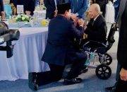 Momen Haru: Prabowo Membungkuk Saat Menyapa Emil Salim