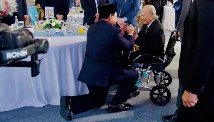 Momen Haru: Prabowo Membungkuk Saat Menyapa Emil Salim