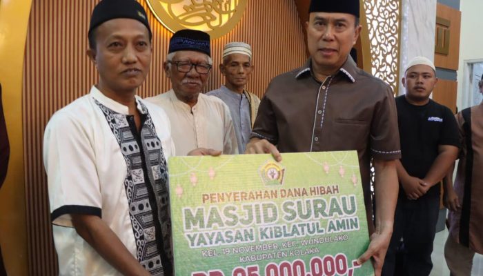 Gubernur Sultra Andi Sumangerukka Serahkan Dana Hibah Rp95 Juta untuk Masjid di Kolaka