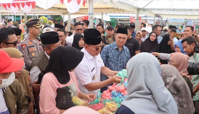 Gubernur Andi Sumangerukka Pimpin Gerakan Pangan Murah, Warga Kolaka Antusias