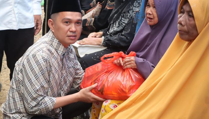 Safari Ramadhan di Watubangga, Bupati Kolaka Serahkan Ambulans dan Sembako untuk Warga