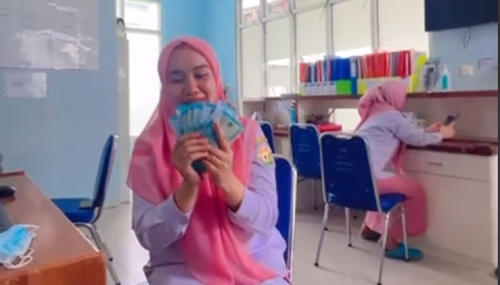 Rezeki Lebaran Tak Terduga, Perawat RSU Bahteramas Terharu Dapat THR dari Gubernur Sultra