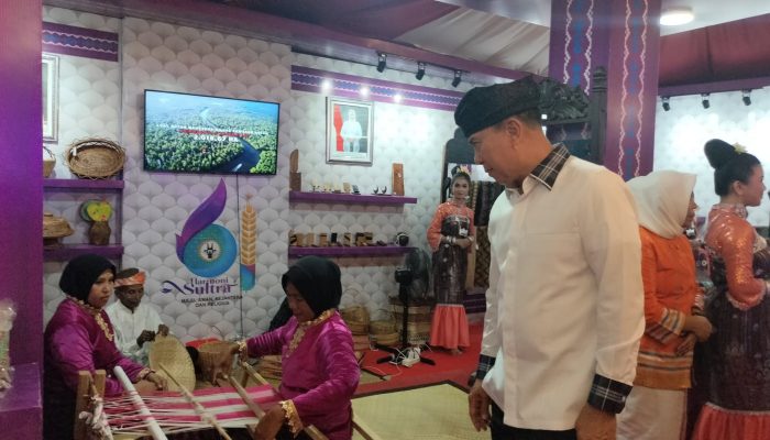Gubernur Andi Sumangerukka Kepincut Tenun Butur, Janjikan Support UMKM di Sultra Naik Kelas
