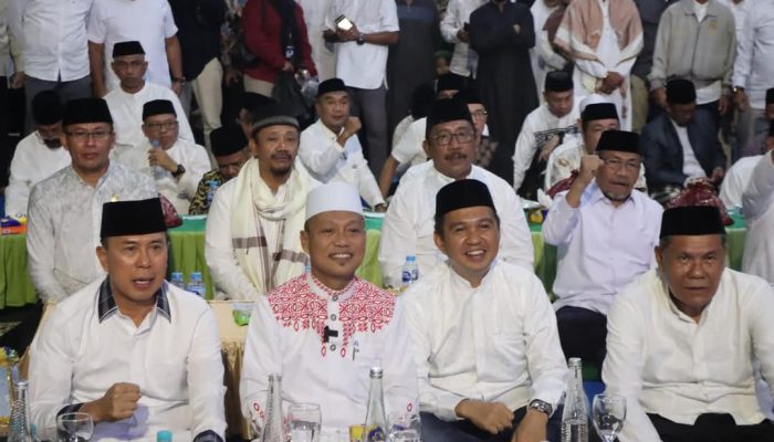 Momen Khidmat Gubernur ASR Bersama Ribuan Warga di Tabligh Akbar HUT Sultra