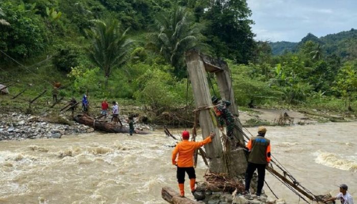 Ratusan Kepala Keluarga di Kolaka Utara Terisolasi Akibat Jembatan Ambruk Diterjang Banjir