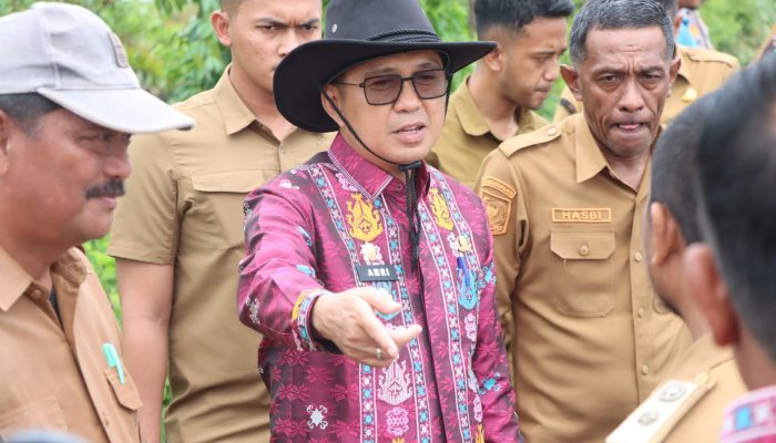 Ketahanan Pangan Kolaka Diperkuat, Bupati Amri Turun Langsung Panen Bandeng di Wundulako