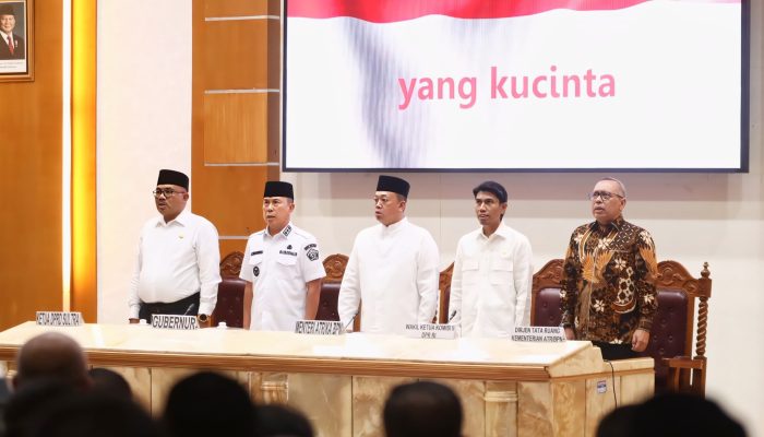 Menteri ATR/BPN Bagikan 455 Sertifikat, Prioritaskan Aset Publik dan Tanah Wakaf di Sultra