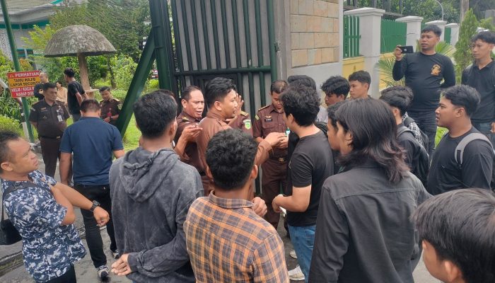 Proyek Jalan Rp9,5 Miliar di Konawe Utara Diduga Dikorupsi, Demo di Kejati Sultra Ricuh