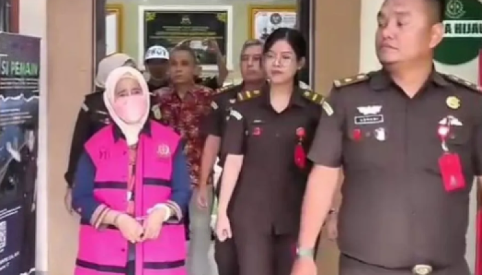 Tangan Diborgol, Mantan Sekda Kendari Keluar dari Kejari