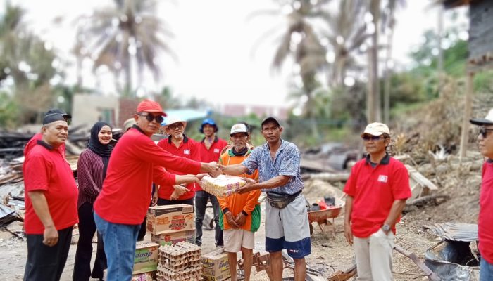 Ketua dan Pengurus BPD KKSS Konawe Salurkan Bantuan Sembako untuk Korban Kebakaran di Tongauna Utara