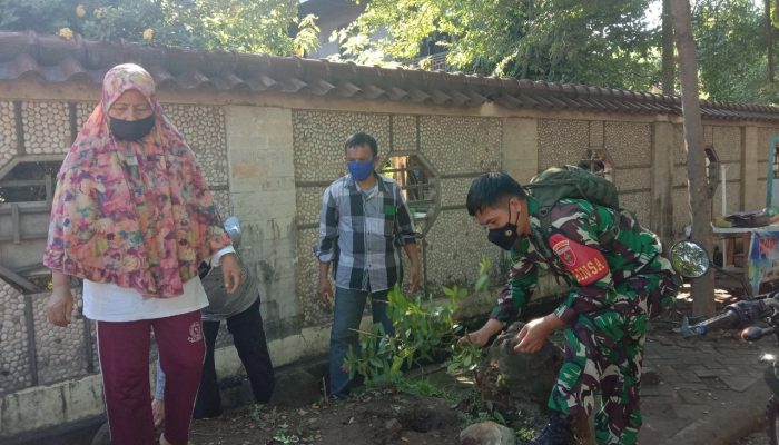 Karya Bakti Koramil Mamajang Tanam Pohon di Labuang Baji