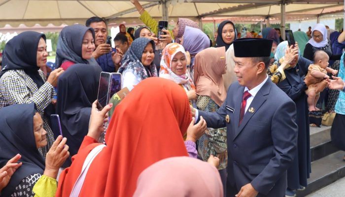 “Kami Selalu di Belakangmu Pak”, Ungkapan Hati Ibu-ibu untuk Gubernur Sultra Andi Sumangerukka