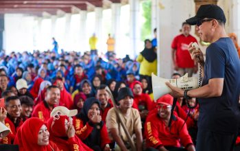 Bukan Sekadar Pantau, Gubernur Andi Sumangerukka Ikut Beres-beres di Pelataran MTQ