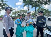 Dirlantas Polda Sultra Bagikan Helm Gratis Saat Operasi Patuh Anoa 2025: Edukasi Humanis Demi Keselamatan