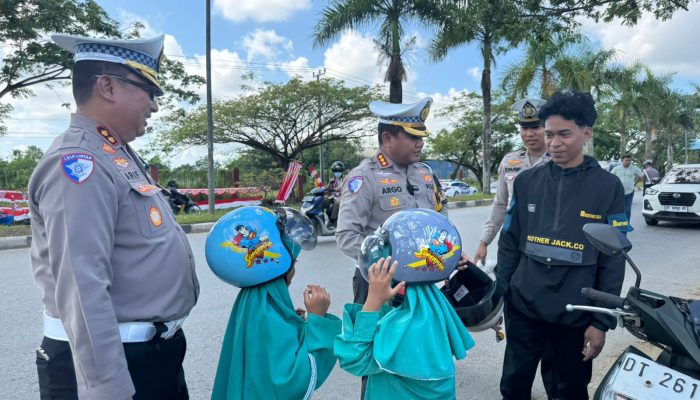 Dirlantas Polda Sultra Bagikan Helm Gratis Saat Operasi Patuh Anoa 2025: Edukasi Humanis Demi Keselamatan