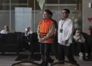 Diperiksa KPK, Bupati Kolaka Timur Tebar Senyum Walau Pakai Rompi Oranye