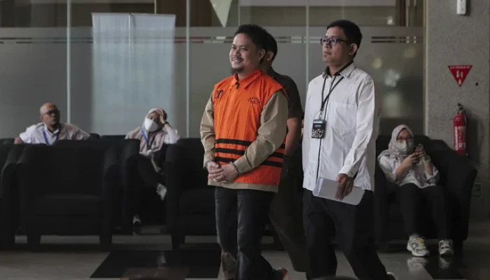 Diperiksa KPK, Bupati Kolaka Timur Tebar Senyum Walau Pakai Rompi Oranye