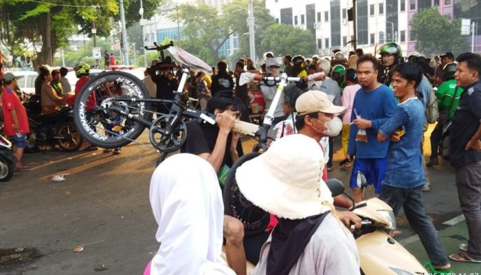 Demo Memanas di Senen, Massa Jarah Toko dan Puluhan Orang Tumbang Akibat Gas Air Mata