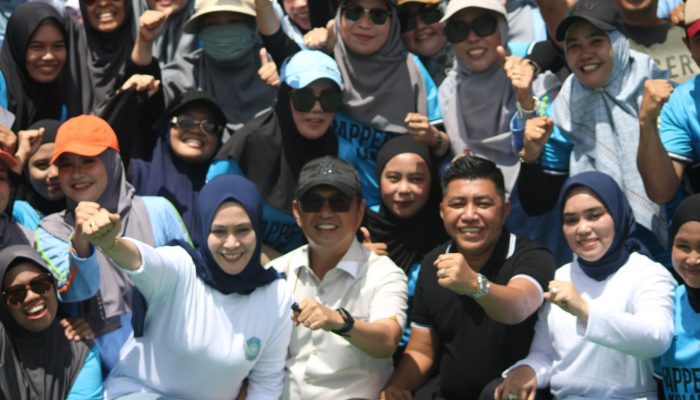 Ibu-ibu Kolaka Guncang Halaman Kantor Bupati, Semarakkan HUT RI ke-80 Lewat Senam Beramal