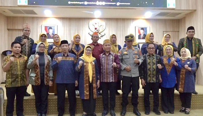 Dikukuhkan Sekda, Pengurus LAT Kota Kendari Diharapkan Jadi Mitra Jaga Nilai Budaya