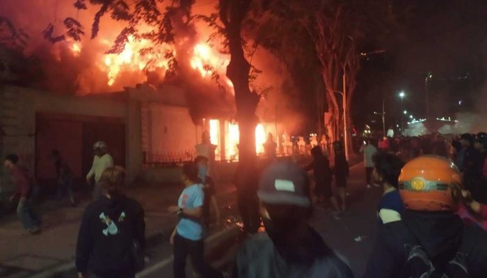 Grahadi Membara, Massa Bakar Ruang Kerja Wagub Jatim dan Ruang Wartawan