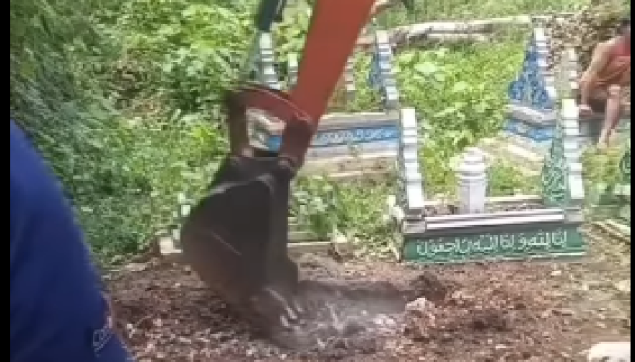 Makam Sulit Digali, Warga di Bone Terpaksa Gunakan Ekskavator