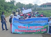 Solidaritas Warga Terhadap PT WIN, ‘Emak-emak’ Rela Panas-panasan dan Jalan Kaki