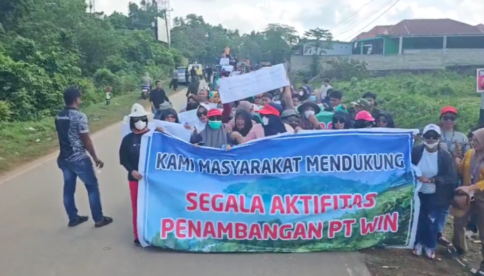 Solidaritas Warga Terhadap PT WIN, ‘Emak-emak’ Rela Panas-panasan dan Jalan Kaki