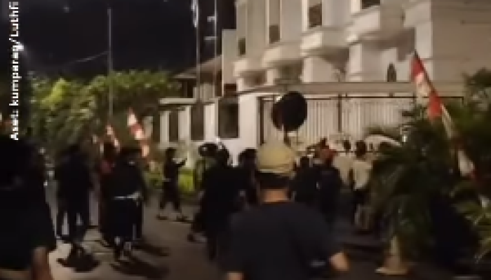 Penjarahan Rumah Anggota DPR Berlanjut: Massa Sasar Kediaman Eko Patrio
