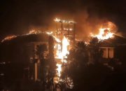 Gedung DPRD Makassar Dibakar Massa, Wali Kota Dievakuasi Naik Motor