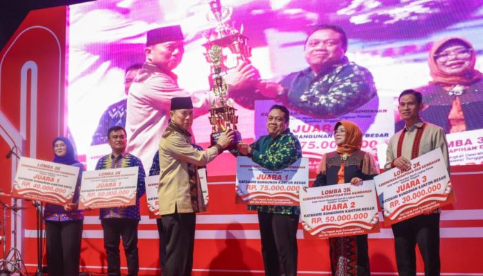 Gubernur ASR Serahkan Langsung Hadiah, Dinas Perkebunan Raih Gelar Kantor Terbaik