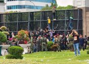 Massa Demonstran Jebol Gerbang Gedung DPR RI