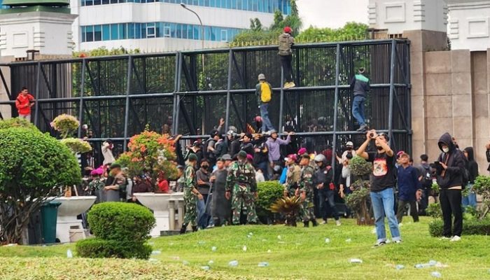Massa Demonstran Jebol Gerbang Gedung DPR RI
