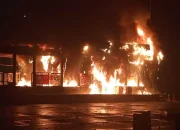 Demo Ricuh di Jakarta, Massa Bakar Dua Halte Transjakarta