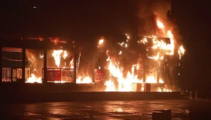 Demo Ricuh di Jakarta, Massa Bakar Dua Halte Transjakarta