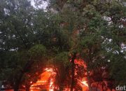 Demo Memanas di Bandung, Massa Bakar Motor dan Rumah Aset MPR di Dekat Gedung DPRD Jabar