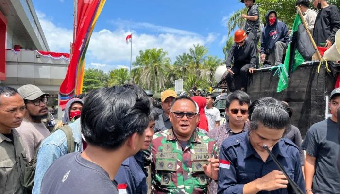 Turun Langsung di Tengah Massa, Danrem 143/HO Pastikan Demokrasi Berjalan Tertib