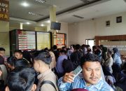 Wujud Pelayanan Maksimal, Meskipun Server Tumbang, Petugas Polda Sultra Bergelut Input Data SKCK hingga Larut Malam