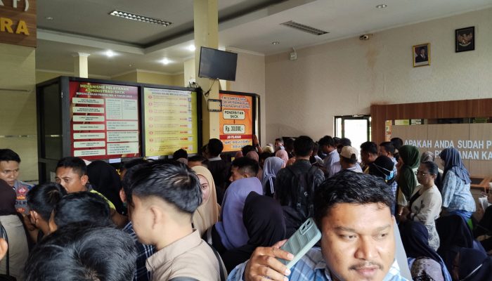Wujud Pelayanan Maksimal, Meskipun Server Tumbang, Petugas Polda Sultra Bergelut Input Data SKCK hingga Larut Malam
